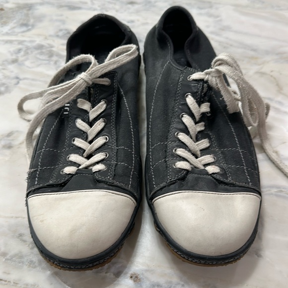 Auri Men’s size us 11 44 Eur Black Canvas Leather Toe Sneakers - Picture 1 of 8